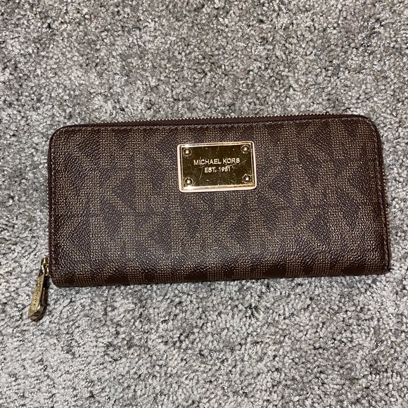Michael Kors Jet Set Zip Continental Wallet - Picture 2 of 6